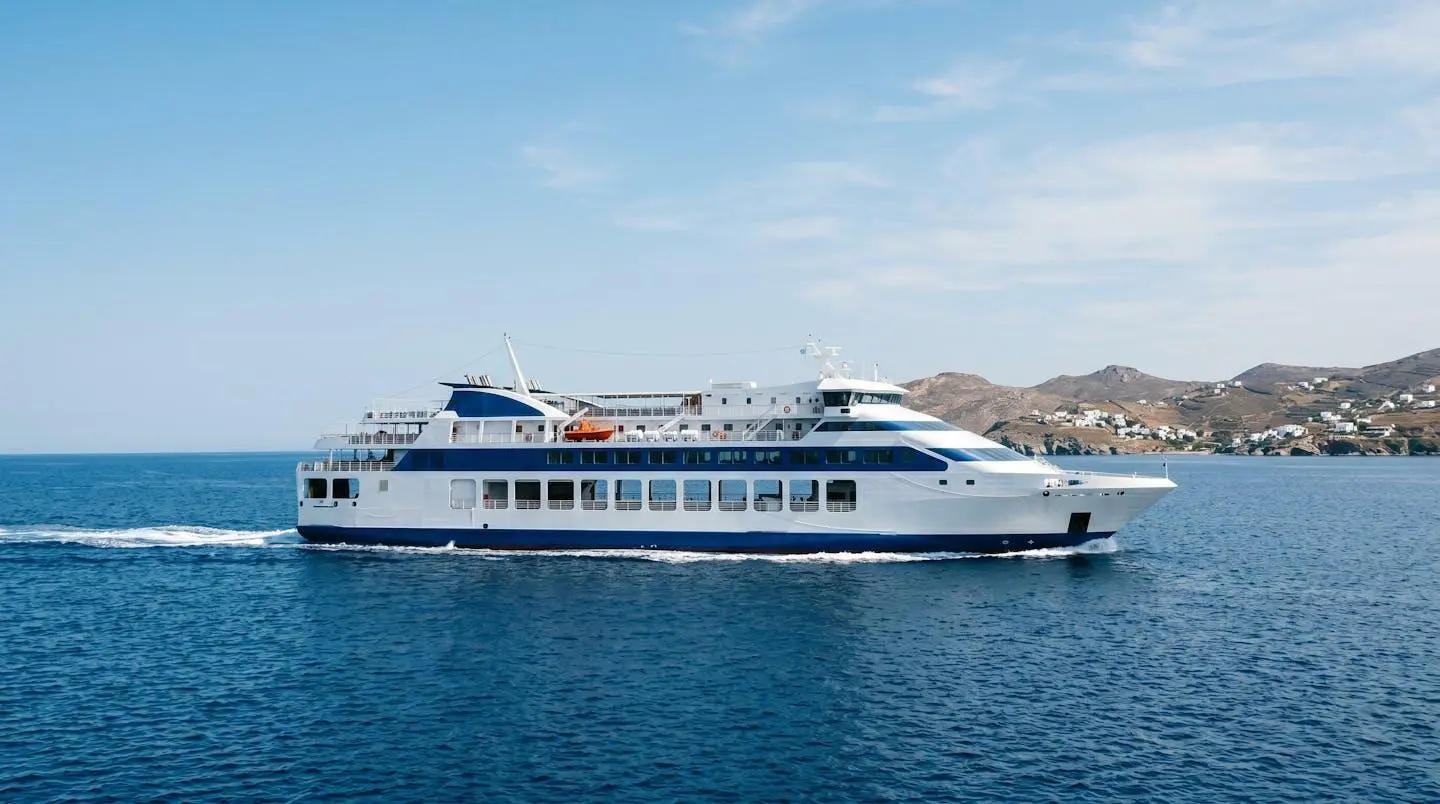 Nave traghetto moderna Mega Express in navigazione nel mar Mediterraneo, vista laterale che mostra le dimensioni della nave, mare blu intenso e cielo sereno